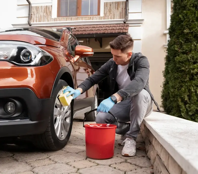 Lavage auto à domicile Les Brouzils : professionnel intervenant sur un véhicule